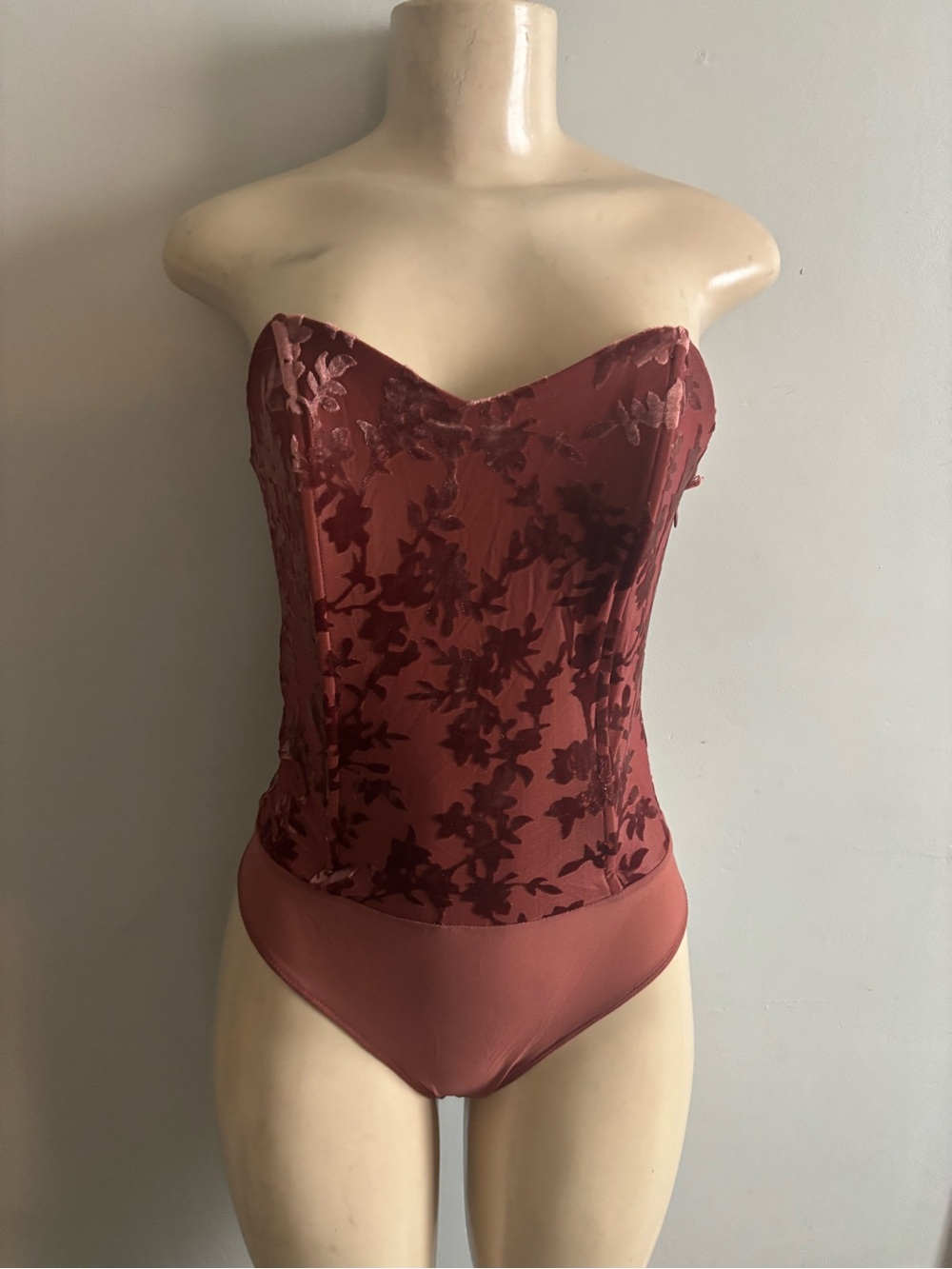 Lulu's Strapless Floral Lace Bandeau Bodysuit in Rosewood
